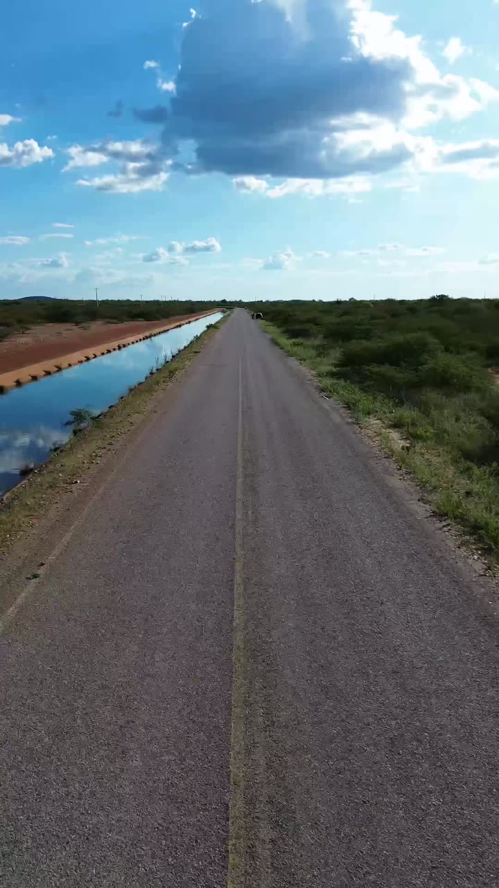 Drone: rodovia asfaltada que passa na frente das roças